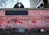 El "National Covid Memorial Wall" es uno de los sitios conmemorativos dedicados a los fallecidos en la pandemia.