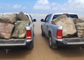 Dos camionetas cargadas de despojos arrojados por el mar sobre las playas del estado de Sergipe,