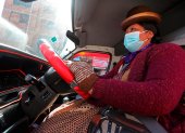 La conductora indígena Mery Yujra, componente de la Central de Mujeres Productivas, conduce un minibús el 29 de septiembre de 2021, en El Alto (Bolivia). EFE/ Martin Alipaz
