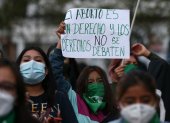 Activistas de colectivos feministas en favor del aboroto, que se identifican con pañuelos verdes y violetas, fueron registrados el pasado 28 de septiembre al recorrer las calles de Quito (Ecuador).