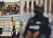 Familiares de reos fallecidos en la Penitenciaría del Litoral asisten, el 30 de septiembre de 2021, a reconocer a través de fotos a sus parientes asesinados, en Guayaquil (Ecuador).