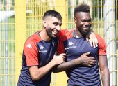 Felipe Caicedo (derecha) todavía no ha podido demostrar sus condiciones en el Genoa.