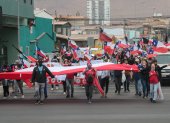 Manifestantes en contra de la migración participan en una marcha hoy, en Iquique (Chile).