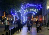 Decenas de familias recorren la Plaza de la Administración, que se encendió el pasado viernes.