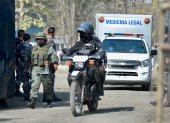 Fotografía de la salida de vehículos de medicinal legal retirando los cuerpos de reos fallecidos, la semana pasada en la cárcel de Guayaquil (Ecuador).