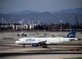 Fotografía de archivo de un avión de JetBlue Airbus en el aeropuerto de Los Ángeles (EE.UU.).