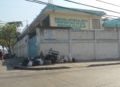 A diario se observa gran cantidad de basura en los alrededores de la escuela fiscal Enrique Vallejo, ubicada en la cooperativa Luz de América, en el cerro de Mapasingue.
