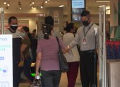 Bioseguridad. En almacenes con gran afluencia de usuarios aún se mantienen al ingreso medidas como la colocación de alcohol y toma de temperatura.