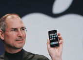 Steve Jobs con el iPhone original, revelado al mundo en enero de 2007.