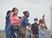 Familiares de presos se reúnen en las afueras del Centro de Privación de la Libertad Zonal 8 durante una intervención en Guayaquil (Quito), en fotografía del 2 de octubre de 2021.