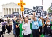 Manifestantes protestan contra el aborto frente a la sede del Tribunal Supremo de EE.UU., en Washington. EFE/Jim Lo Scalzo