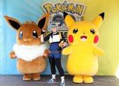 Una chica posa con Pikachu y Eevee en foto de archivo.