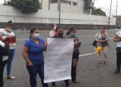 Padres de familia protestan en los exteriores del Hospital Francisco de Icaza Bustamante por la falta de medicamentos y el traslado de sus niños, este miércoles 6 de octubre.