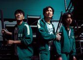 Fotograma cedido por Netflix donde aparecen los actores Park Hae Soo (i) como Cho Sang-Woo, Lee Jung-jae (c) como Seong Gi-Hun y Jung Ho-yeon como Sae-Byeok, durante la escena de un episodio de la primera temporada de la serie coreana "Squid Game".