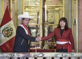 La nueva primera ministra, Mirtha Vásquez (d), junto al presidente de Perú, Pedro Castillo (i), en Lima. EFE