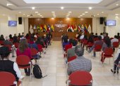 Las autoridades de la Universidad Andina Simón Bolívar, en una asamblea con su comunidad en la que analizaron la situación económica de la entidad.