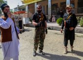Efectivos talibanes hacen guardia en una calle de Kabul.