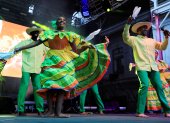 Bailarines se presentan durante una muestra del Festival de Música del Pacífico Petronio Álvarez, realizada el 8 de octubre de 2021 en el sector del Bronx Distrito Creativo en Bogotá (Colombia). La que era la zona más deprimida de Bogotá volvió a vibrar con una muestra de la exuberante sabrosura de Timbiquí, Guapi, Buenaventura y Quibdó, pueblos del Pacífico colombiano cuyo jolgorio se apoderó de la capital colombiana en un abrebocas del tradicional festival Petronio Álvarez.