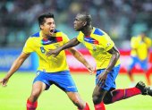 Segundo Castillo (d) celebra junto a Christian Noboa (i) el 1-1 ante Venezuela en 2012.