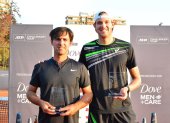 El tenista guayaquileño (i) junto a Nicolás Jarry con el trofeo de campeones del cobles.