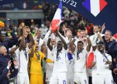 Los jugadores de la selección francesa de fútbol durante la premiación tras vencer 2-1 a España en San Siro, Italia.