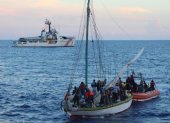 Fotografía cedida por la Guardia Costera Estadounidense que muestra a un pequeño bote con migrantes haitianos.