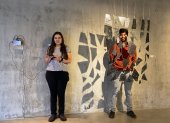 Brenda Vega y Juan Sebastián Jaramillo en medio de Más Arte, donde se exhibe la muestra.