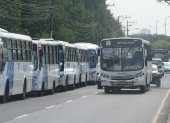 DUEÑOS DE LOS BUSES PARALAZARON SUS UNIDADES EN LA AVENIDA BARCELOAN PARA PEDIR AL GIBIERNO QUE LOS AYUDE EN EL TIEMPO DE PANDEMIA NO PUDIERON PAGAR LAS CUOTAS QUE LES TOCABA PAGAR 12 DE OCTUBRE DEL 2021 GUAYAQUIL-ECUADOR