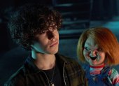 Fotograma cedido por el canal Syfy donde aparece el actor Zackary Arthur (i) como Jake Wheeler y el muñeco diabólico Chucky, durante una escena del primer episodio de la serie "Chucky"
