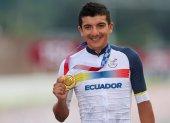 El ecuatoriano Richard Carapaz posa con la medalla de oro tras la prueba de ciclismo en ruta en los Juegos de Tokio 2020, en una fotografía de archivo.