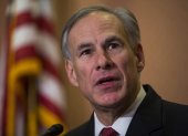El gobernador de Texas, Greg Abbott, dice que ninguna empresa puede pedir a su gente que se vacune. JIM LO SCALZO / EFE