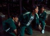 Fotograma cedido por Netflix donde aparecen los actores Park Hae Soo (i) como Cho Sang-Woo, Lee Jung-jae (c) como Seong Gi-Hun y Anupam Tripathi como Abdul Ali, durante la escena de un episodio de la primera temporada de la serie coreana "Squid Game".