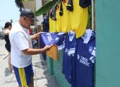 Los hinchas azules fueron a buscar su camiseta para regresar al estadio Capwell.