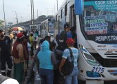 EN LOS PARADERO DE LOS BUSES LOS DELINCUENTES APROVECHAN PARA ROBAR A LOS PSAJEROS CUANDO SUBEN AL BUS 12 DE OCTUBRE DEL 2021 GUAYAQUIL-ECUADOR