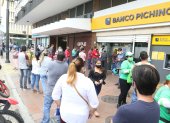 En la ciudad. En todas las entidades bancarias, es común ver a los clientes haciendo filas, que en algunos casos se alargan por más de media hora.