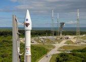 Fotografía cedida por la NASA donde se muestra un cohete Atlas V de United Launch Alliance (ULA) con la nave espacial Lucy a bordo instalado en la Plataforma de Integración Vertical este jueves en el Complejo de Lanzamiento Espacial 41 de la Estación de la Fuerza Espacial de Cabo Cañaveral en Florida.