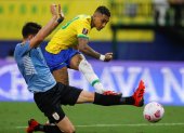 Raphinha (Brasil), marcó un golazo en la goleada contra Uruguay en Manaus.