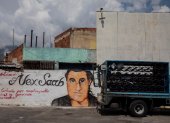 Caracas. Un pequeño camión pasa junto a un grafiti con la imagen del rostro de Alex Saab en Venezuela, en una imagen de archivo.