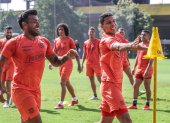 El volante Sergio López (izquierda) y el defensa central Luis Fernando León (derecha) disfrutaron del último entrenamiento previo al viaje a Manta para enfrentar al Delfín por la fecha 10 de la segunda etapa de LigaPro.