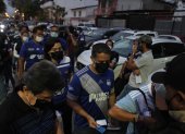 Los hinchas muestran los documentos para ingresar a la cancha.VACUNACION PARA PODER VER EL ARTIDO EMELEC VS ORENSES 15 DE OCTUBRE  DEL 2021 GUAYAQUIL-ECUADOR