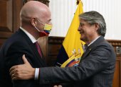 Fotografía cedida por la Secretaría de Comuniciacion de la Presidencia de Ecuador (Secom) del presidente ecuatoriano, Guillermo Lasso (d), reunido con el presidente de la FIFA, Gianni Infantino, el 15 de octubre de 2021 en Quito