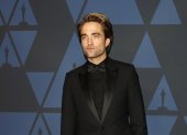 Con Robert Pattinson (imagen) como el héroe enmascarado, "The Batman", que se estrenará el 4 de marzo del próximo año, presentó hoy un nuevo tráiler en el que también aparecen otros actores del elenco como Zoë Kravitz