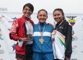 Glenda Morejón (c), marchista ecuatoriana, luce su medalla de oro luego de imponerse en los 20.000 metros.