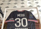El primer ministro francés, Jean Castex, regaló este lunes al papa Francisco una camiseta que seguramente aún no tenía: la firmada por el astro argentino Lionel Messi con su nuevo equipo, el Paris Saint Germain.