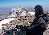 Miguel Doura pinta una de sus obras en el Aconcagua.