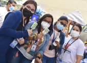 Estudiantes de la Universidad de Guayaquil muestran los helados artesanales elaborados por ellos.