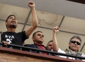 Miembros de ETA se asoman a un balcón de la sede política de las FARC, en Bogotá, en 2019. Juan Páez / EFE