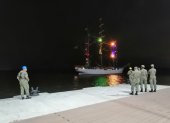 El Buque de la Armada Cisne de Branco en el Malecón 2000 llega para ser arreglado después del choque con el puente peatonal a Santay.