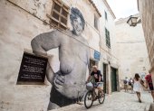 Instalación mural en Menorca haciendo referencia al cáncer de mama.