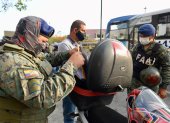 Integrantes de Las Fuerzas Armadas de Ecuador realizan hoy operativos de control en la ciudad de Guayaquil (Ecuador).